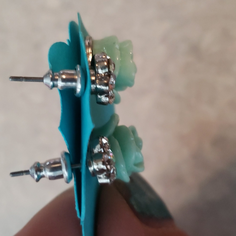 Mint color flower earrings - Picture 3 of 4